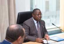 Gabon : « La masse salariale dans la fonction publique absorbe 59 % des recettes budgétaires, loin des 35 % autorisés par une directive de la CEMAC » (Emmanuel Issoze Ngondet)