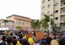Devant une foule clairsemée, Jean Ping appelle les Gabonais à l’insurrection
