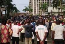 Vidéo : au Gabon, la police disperse dans le calme une marche improvisée de 400 militants de Jean Ping