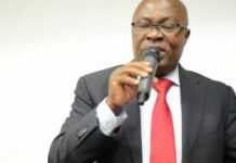 Gabon : Moukagni-Iwangou, l’ex-opposant radical devenu ministre, accuse ses anciens compagnons de mener une opposition « systématique, stérile et très éloignée des préoccupations des Gabonais »