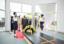 Gabon : Le président Ali Bongo fleurit la tombe de Léon Mba à la veille de la fête nationale