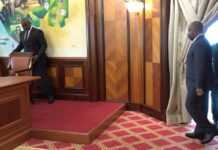 Gabon : Ali Bongo Ondimba se débarrasse de sa canne !