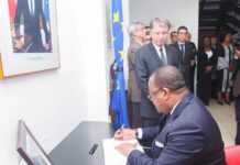 Gabon : Le premier ministre Julien Nkoghe Bekalé rend hommage à Jacques Chirac à l’ambassade de France