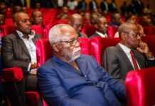 Gabon : « Face au Covid-19, pas de polémique politicienne », lance Julien Nkoghe Bekalé à l’opposition