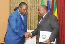 Décès d’Emmanuel Issoze Ngondet : « une perte immense pour le Gabon », déplore le président Ali Bongo