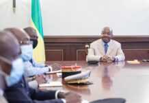 Gabon : Donné en vacances en Europe par certains médias, Ali Bongo s’affiche en réunion de travail à Libreville avec les principaux responsables de la police et de l’armée