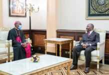 Gabon : En s’affichant tout sourire aux côtés de l’Archevêque de Libreville, Ali Bongo fait taire les dernières rumeurs