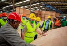Gabon : Lee White poursuit sa tournée dans le centre du pays pour dynamiser la filière bois et son potentiel de création d’emplois