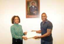 Major de promotion d’une école de police en France, le capitaine Loïc Félin Bekale reçu par l’ambassadeur du Gabon à Paris