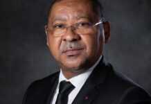 Fake news : Non, l’ex-ministre de l’Economie du Gabon, Jean Marie Ogandaga, n’est pas « assigné à résidence » avec un « bracelet-cheville électronique »