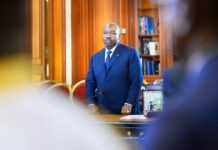 Gabon : Ali Bongo Ondimba tape du poing sur la table et contraint le gouvernement à augmenter (sensiblement) l’indemnité versée aux bars et boites de nuit fermés en raison de l’épidémie de Covid-19
