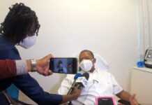 La première personne vaccinée au Gabon contre la Covid-19 est un professeur de médecine émérite