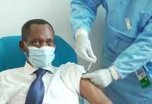 Gabon : René Ndemezo’o Obiang s’est fait vacciner contre la Covid-19