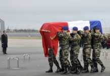 Crash d’un hélicoptère de l’armée française au Gabon en 2009 : les huit militaires français poursuivis pour homicides et blessures involontaires relaxés
