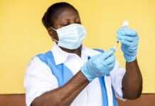 Gabon : Depuis la conférence de presse du gouvernement, le nombre de personnes vaccinées par jour a été multiplié par trois au centre de vaccination d’Angondjé