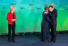 Sommet UE-UA : La longue accolade entre Ali Bongo Ondimba et Emmanuel Macron qui en dit long sur la volonté de rapprochement entre Paris et Libreville