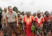 « Il y a ici de très bons exemples de forêts communautaires qui servent de modèles pour le reste du Gabon et de l’Afrique » (Lee White en tournée à Makokou et Mitzic)