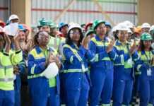 Dans les 4 nouveaux ateliers de maintenance ferroviaire créés au Gabon, 50 % des postes à responsabilité sont occupés par des femmes